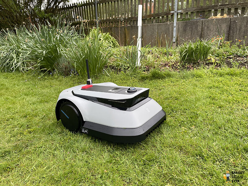 Die Navigatonsbake des ECOVACS Goat G1-800 Mähroboter ohne Begrenzungskabel steckt in der Erde.